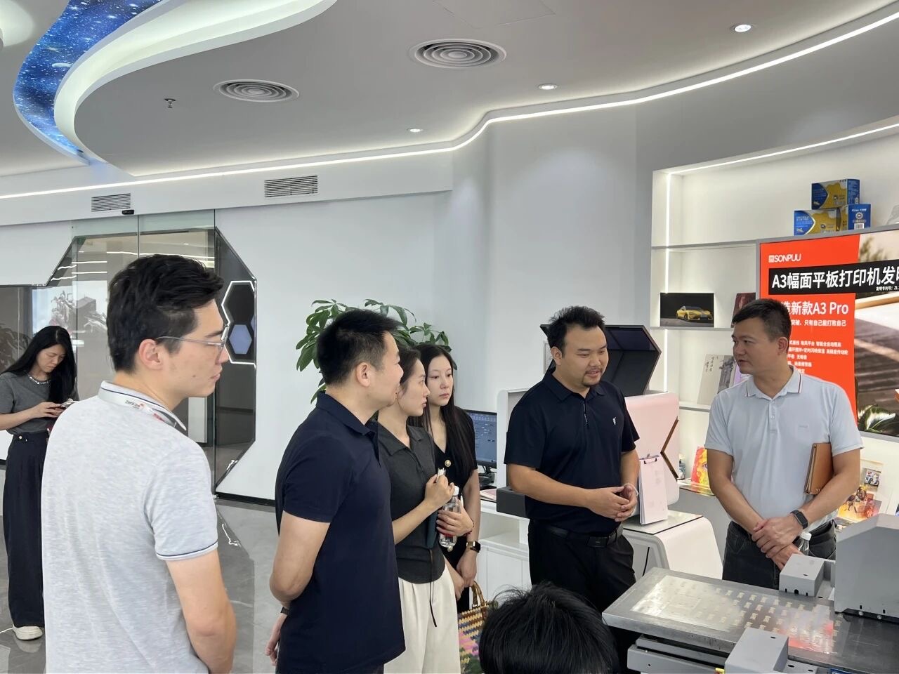 深化校企合作,共促創(chuàng)新發(fā)展——東莞理工學院科創(chuàng)院與鳳崗鎮(zhèn)政府走訪京東智谷松普智能(圖3) 深化校企合作,共促創(chuàng)新發(fā)展——東莞理工學院科創(chuàng)院與鳳崗鎮(zhèn)政府走訪京東智谷松普智能(圖3)