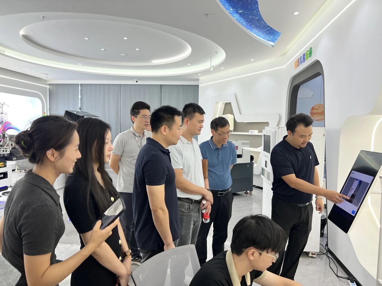 深化校企合作,共促創(chuàng)新發(fā)展——東莞理工學院科創(chuàng)院與鳳崗鎮(zhèn)政府走訪京東智谷松普智能(圖2) 深化校企合作,共促創(chuàng)新發(fā)展——東莞理工學院科創(chuàng)院與鳳崗鎮(zhèn)政府走訪京東智谷松普智能(圖2)